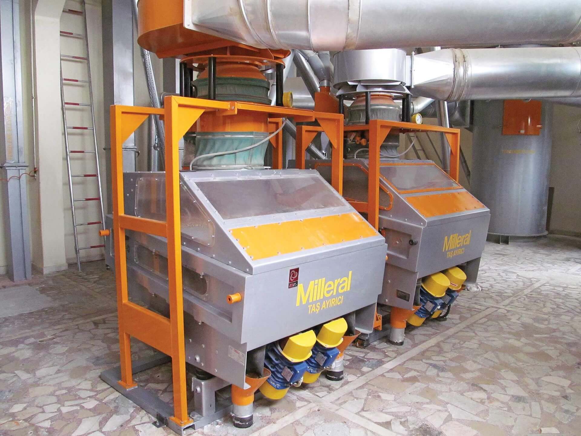 Destoner for cleaning grain from impurities